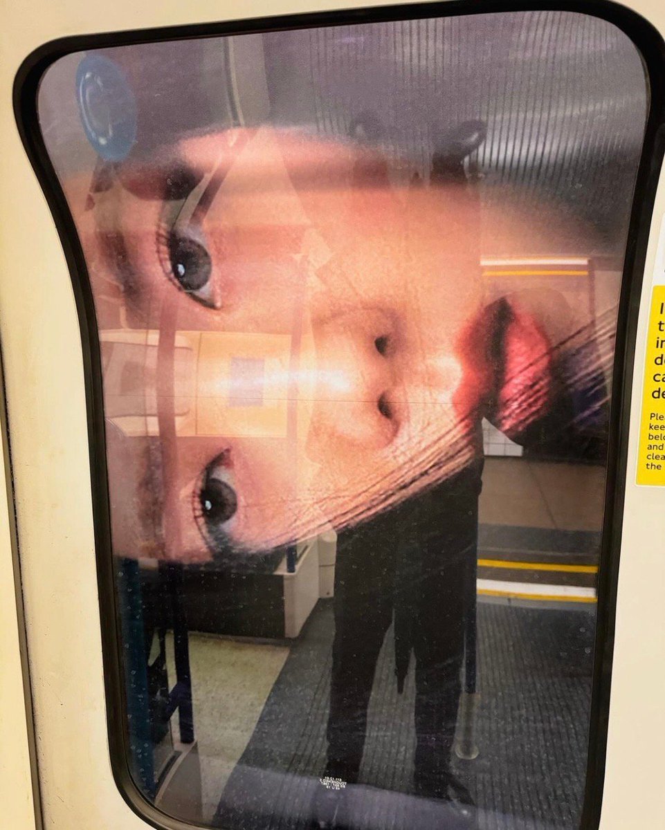 Jisoo #selfportrait ad on the metro at London