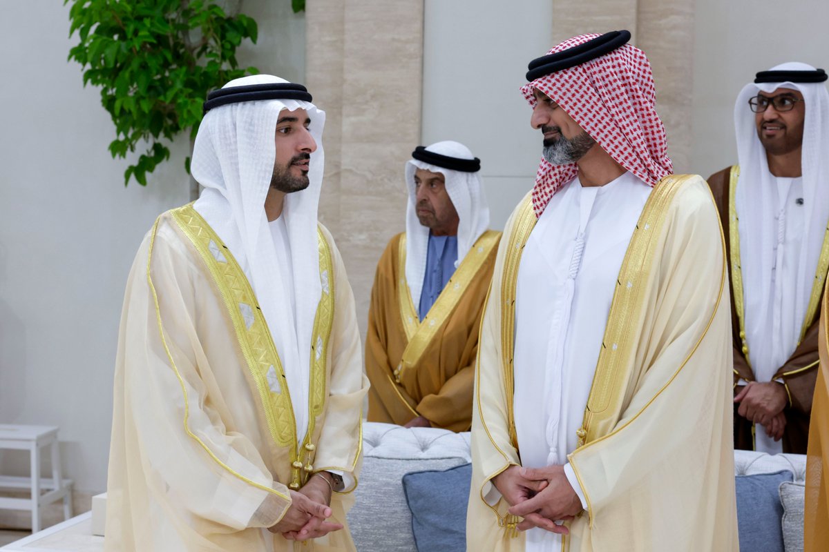 رئيس الدولة يستقبل محمد بن راشد والحكام وأولياء العهود ونواب الحكام والمهنئين بعيد الفطر المبارك

albayan.ae/uae/news/2024-…
#صحيفة_البيان