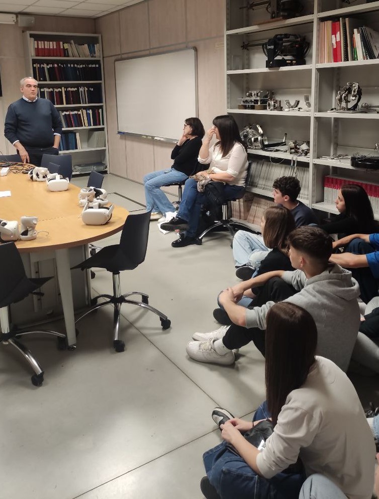 ScuolaSantAnna's tweet image. 🧡 Nuova sessione di screening cardiologico: coinvolti 320 tra studentesse e gli studenti dell’ISI di #Barga (#Lucca) per prevenire rischio cardiovascolare e morti improvvise. 
🆕 Alla @ScuolaSantAnna laboratorio di formazione su corretti stili di vita ⤵️
urly.it/3_4qg