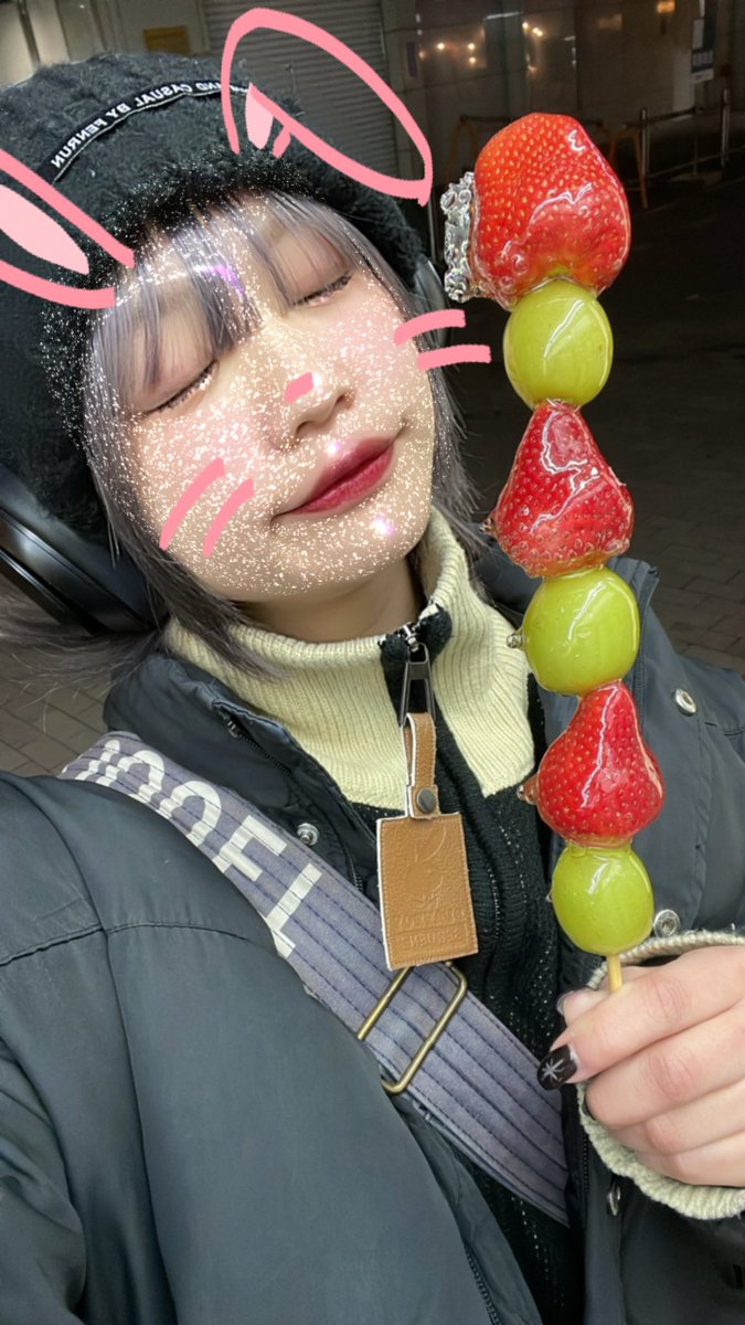 snsもぼちぼち頑張っていきたい所存でございますう
なのでたくさんお話しできたらうれしいです🐰
これはフルーツ飴を見つけたらついつい買ってしまう私です🍓
顔より大きいのびっくり🫢