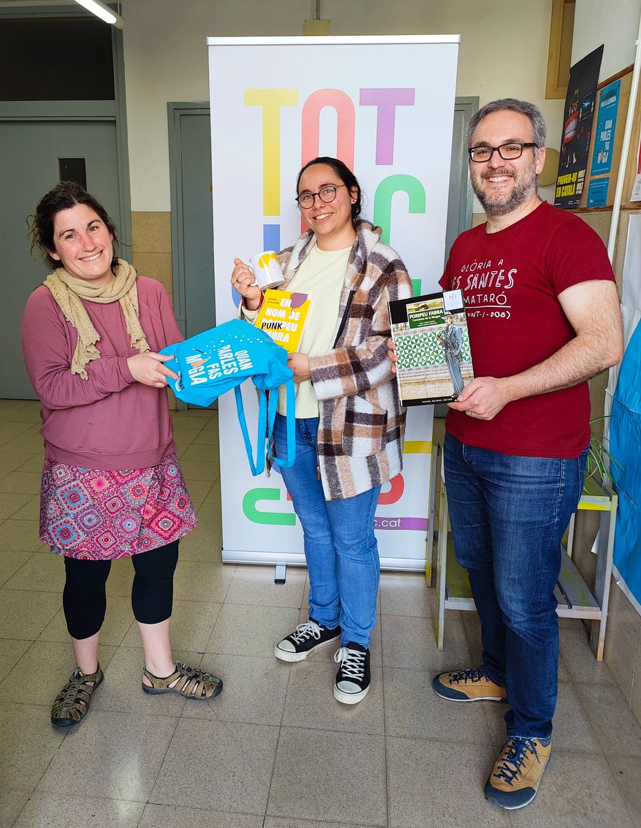 📚Ahir a la tarda vam fer l'entrega del premi a la guanyadora del concurs🔠Paraulògic gegant celebrat en la 2a Diada del Còmic en Català.

🏆La guanyadora del lot de llibres, gentilesa de @PLlCatalunya, ha sigut Ainhoa Pérez.

🩵Gràcies a tots els participants!

#ProvemHoEnCatalà