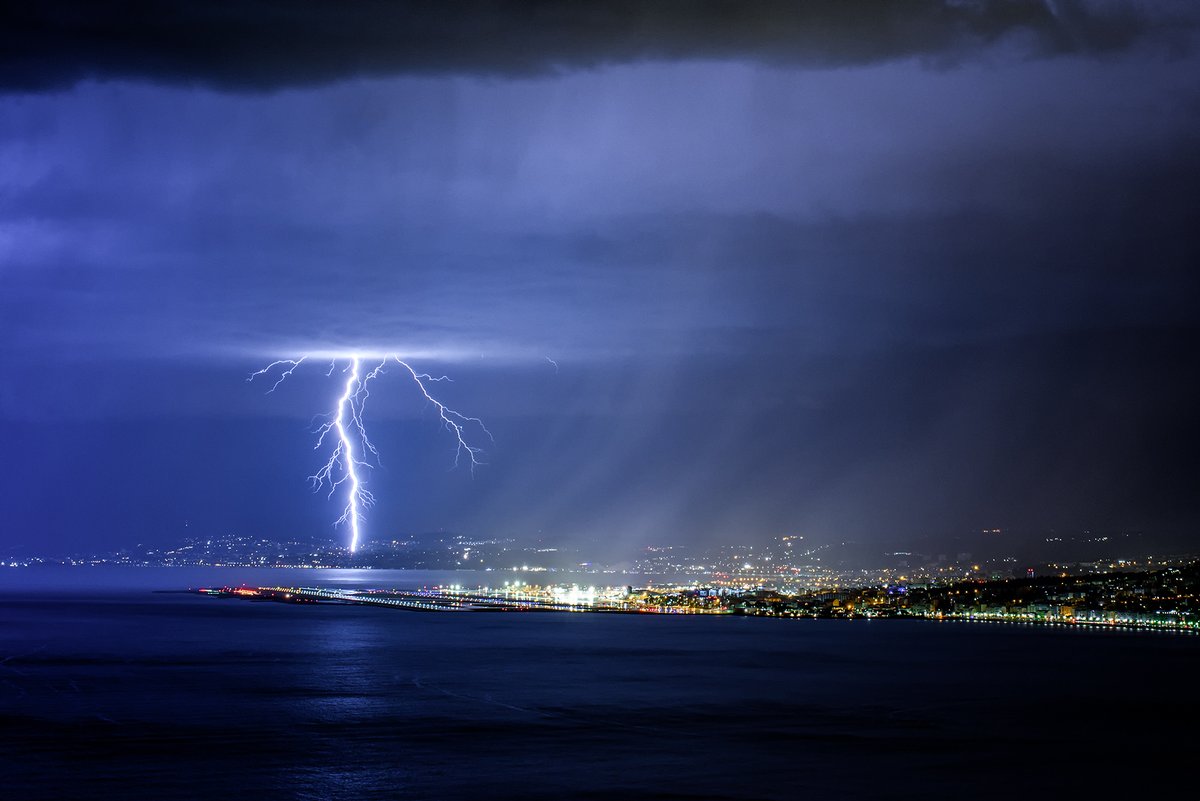 Des averses orageuses se sont développées cette nuit, entre Nice et Antibes. Elles ont suscité quelques coups de foudre sur le littoral et en mer. En avant plan l'aéroport de Nice. #orage #orages #CotedAzurFrance #nice #paca #meteo