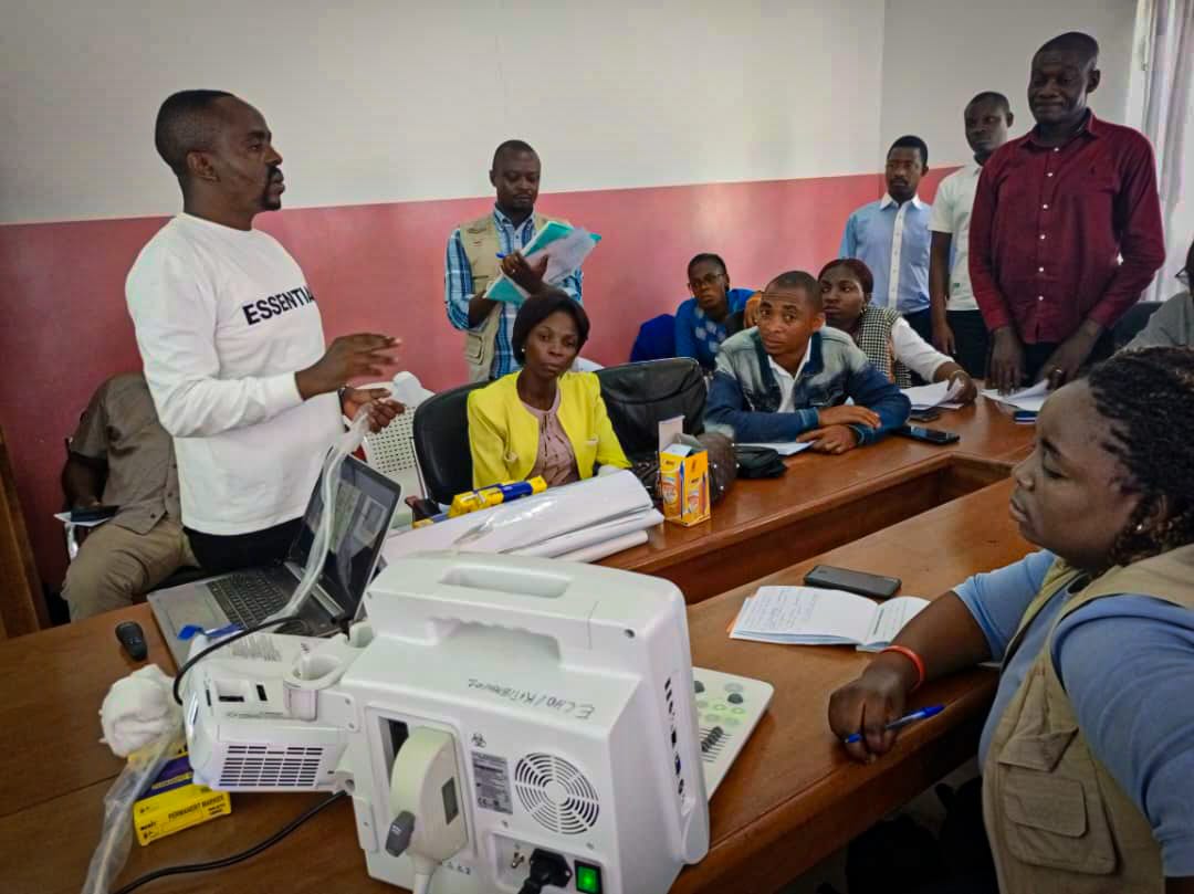 UNFPARDC's tweet image. Tanganyika : Amélioration de la santé de la mère &amp;amp; du nouveau-né.

#UNFA appuie, le renforcement des capacités des médecins de 10 zones de santé de Kalemie, dans la pratique des échographies Obstétricales de base pour améliorer les soins de santé maternelle.

🙏 @NorwayInDRC