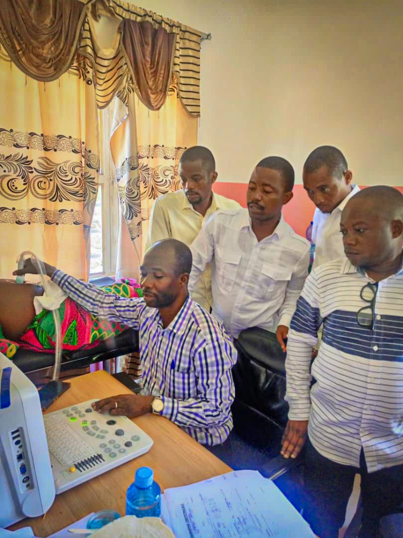 UNFPARDC's tweet image. Tanganyika : Amélioration de la santé de la mère &amp;amp; du nouveau-né.

#UNFA appuie, le renforcement des capacités des médecins de 10 zones de santé de Kalemie, dans la pratique des échographies Obstétricales de base pour améliorer les soins de santé maternelle.

🙏 @NorwayInDRC