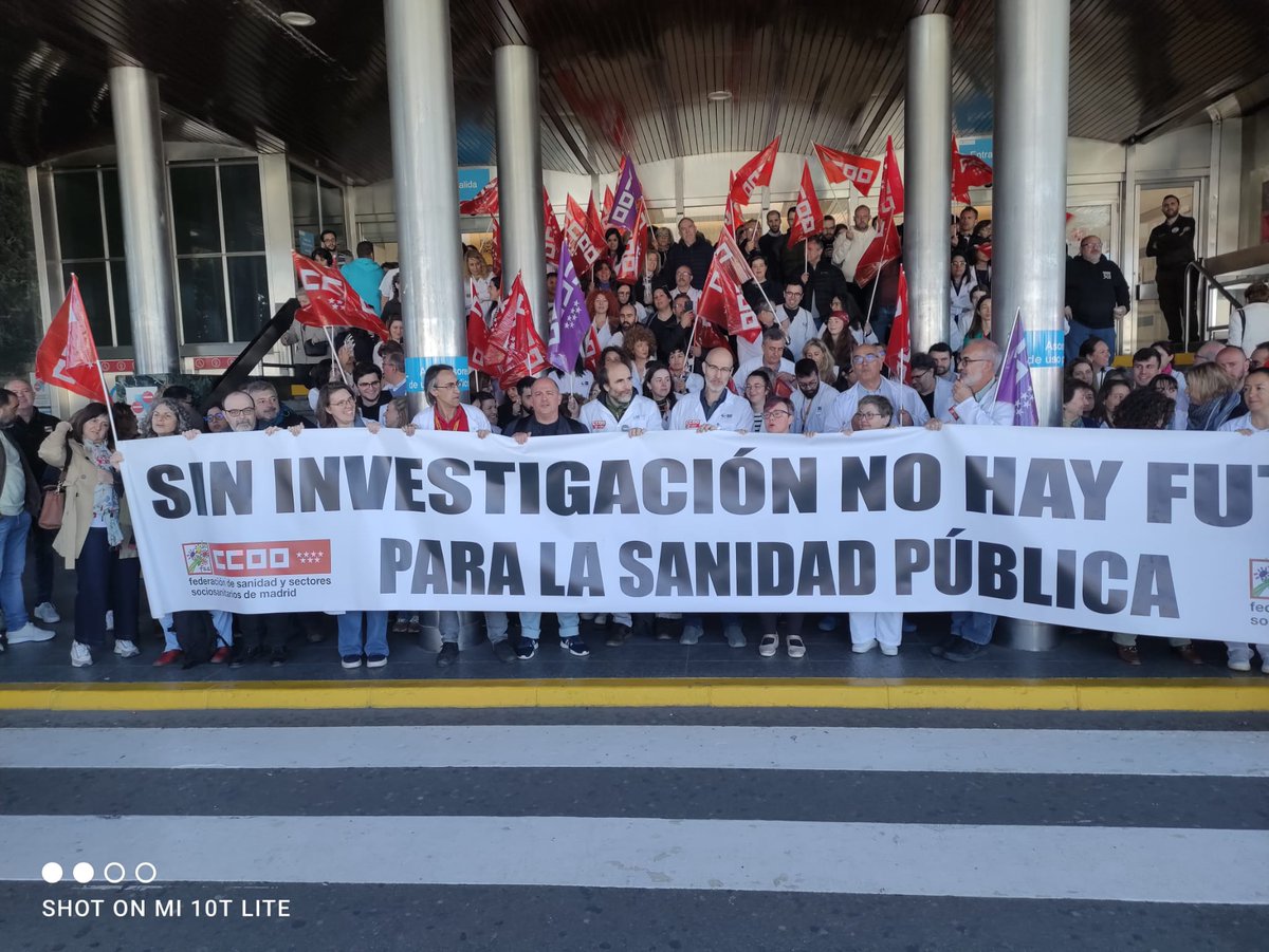 CCOOSanidadMad's tweet photo. #CCOO se moviliza con lxs profesionales de las Fundaciones de Investigación Biomédica en Madrid.

El compromiso político y presupuestario de la @ComunidadMadrid es esencial para garantizar una investigación de calidad 

#SinCienciaNoHayFuturo

@Juanan_Fresno @Zupo21 @fccoosanidad https://t.co/dUXIxUNswP