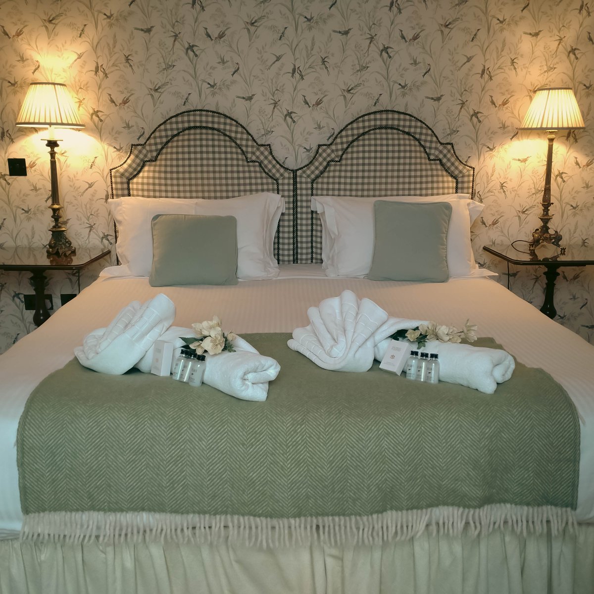 This stunning room named after Scott's eldest daughter, Sophia, is designed with beautiful bird wallpaper and offers stunning views of the River Tweed. The ensuite has both a separate shower and bath, where one can relax whilst gazing out at the picturesque woodlands.🏰🐦