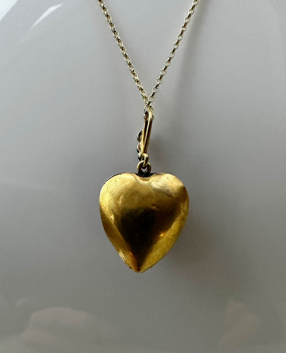I carry your heart with me
I carry it in my heart
I am never without it
anywhere I go you go, my dear
.
Antique Gold Enamel & Diamond Heart Pendant. For sale romyjeanvandp.etsy.com/listing/160851…
#antiquependant #antiquependantnecklace #antiqueheartpendant #antiquegoldpendant #antiquenecklace