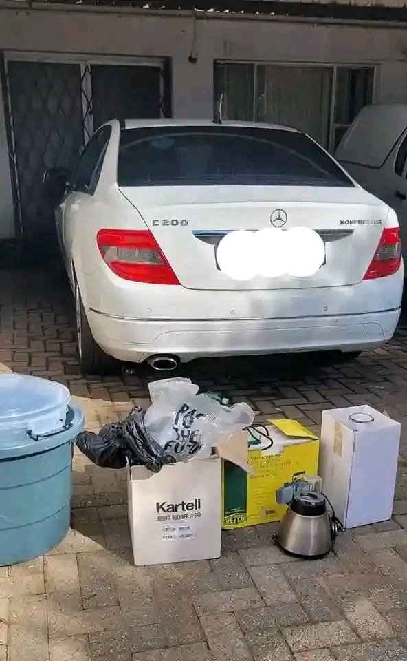 Breaking News 🔴 Nigerian drugs busted. 

In a bold move against drug trafficking, JMPD's Tactical Response Unit arrested a 39-year-old #Nigerian woman in Alberton, seizing drugs worth R700K from her car. Facing charges of dealing & possession, her arrest marks a significant blow…