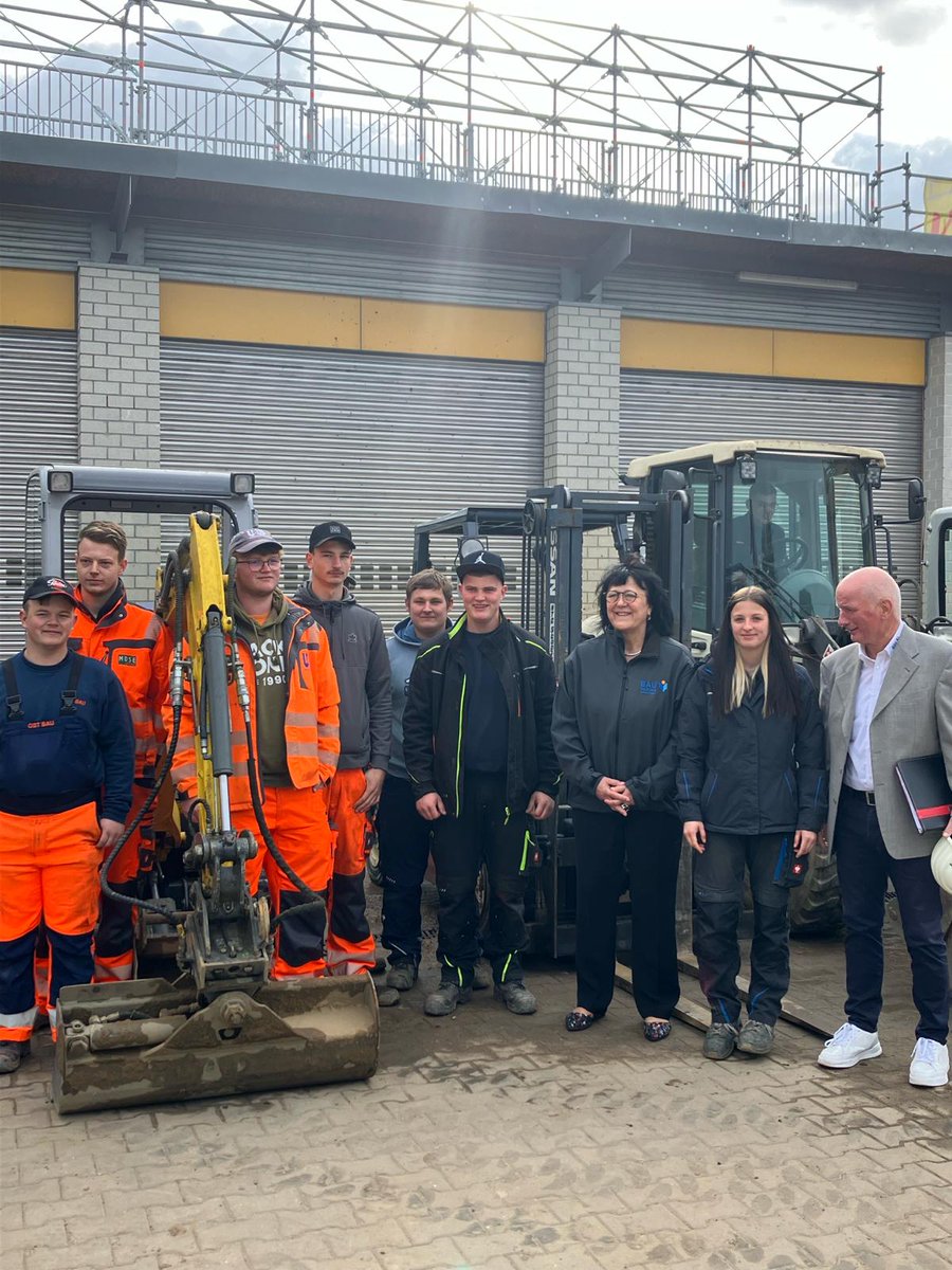 „Politik trifft Azubi“! Ministerin #Feußner bekommt am ÜAZ <a href="/Ottostadt/">Ottostadt Magdeburg</a> Einblick in die duale Ausbildung der Bauwirtschaft. <a href="/Ottostadt/">Ottostadt Magdeburg</a> wird durch Bemühungen des <a href="/MBSachsenAnhalt/">Ministerium für Bildung des Landes Sachsen-Anhalt</a> einer von bundesweit vier Standorten für die Ausbildung der Gerüstbauer💪. #BauindustrieverbandOst /ee