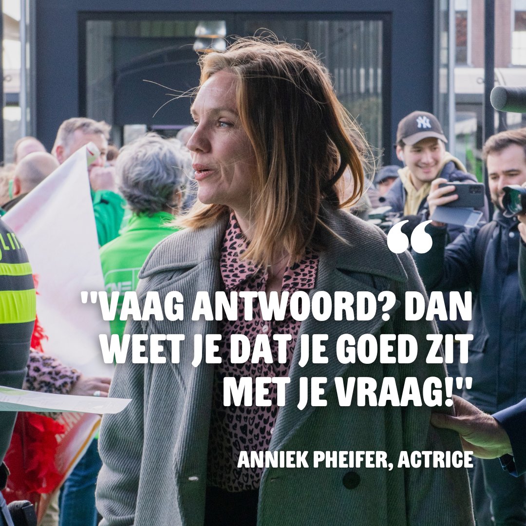 Vorig jaar was ze erbij. Nu weer! 🔥 Samen met tientallen andere aandeelhouders zet Anniek vandaag #AholdDelhaize onder druk. Want: we moeten kiezen voor klimaat boven winst! Benieuwd hoe Anniek het actievoeren als aandeelhouder heeft ervaren? 👉 bit.ly/interview-anni…