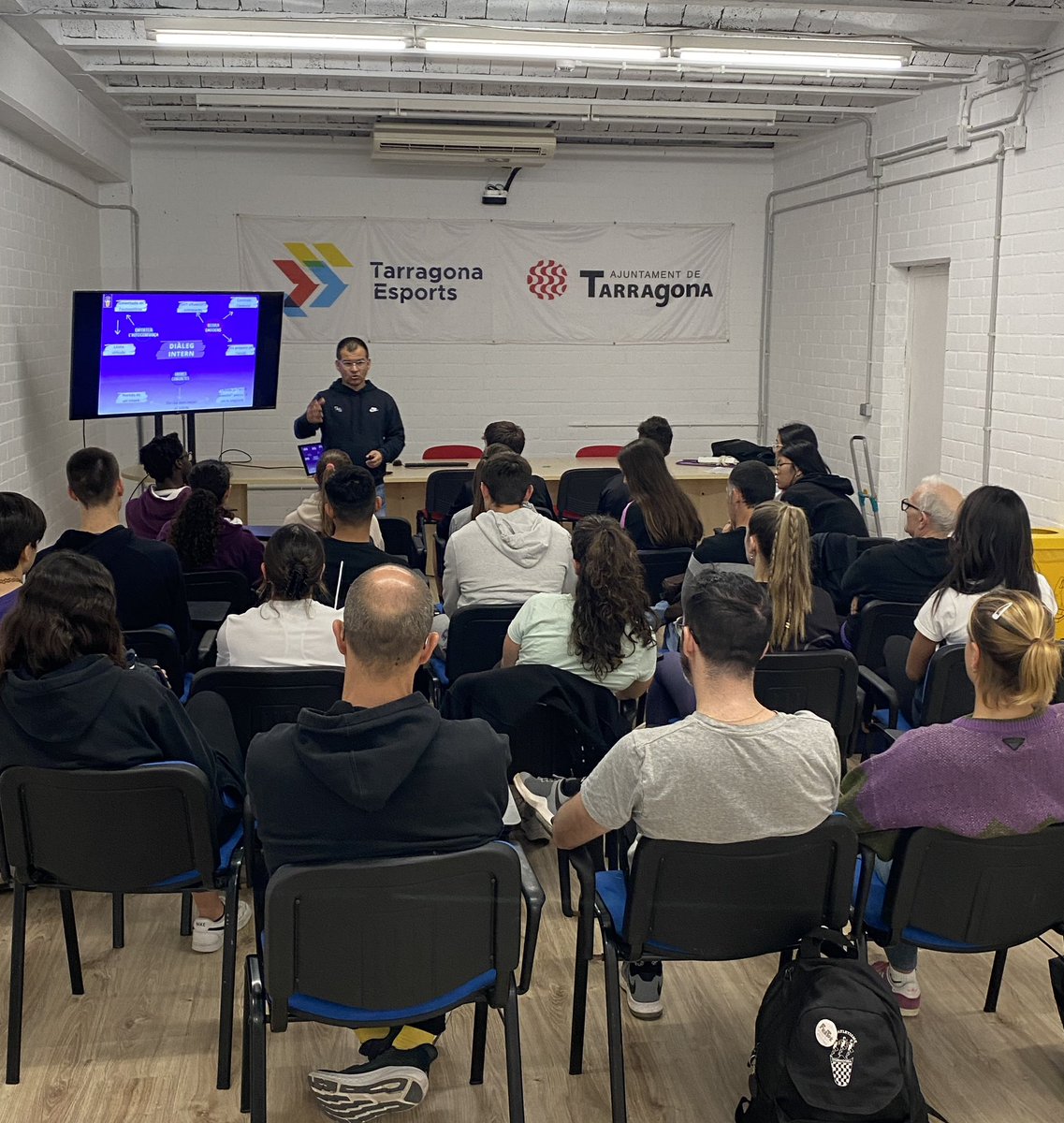 🗣️ Tercera sesión con atletas del <a href="/CATarragona/">Club Atletisme Tarragona</a> 

🧠 Enfoque, autodiálogo, gestión de emociones, activación y visualización.

🤗 Destacar la implicación de tod@s

🔝 1000 GRACIAS al club por la confianza