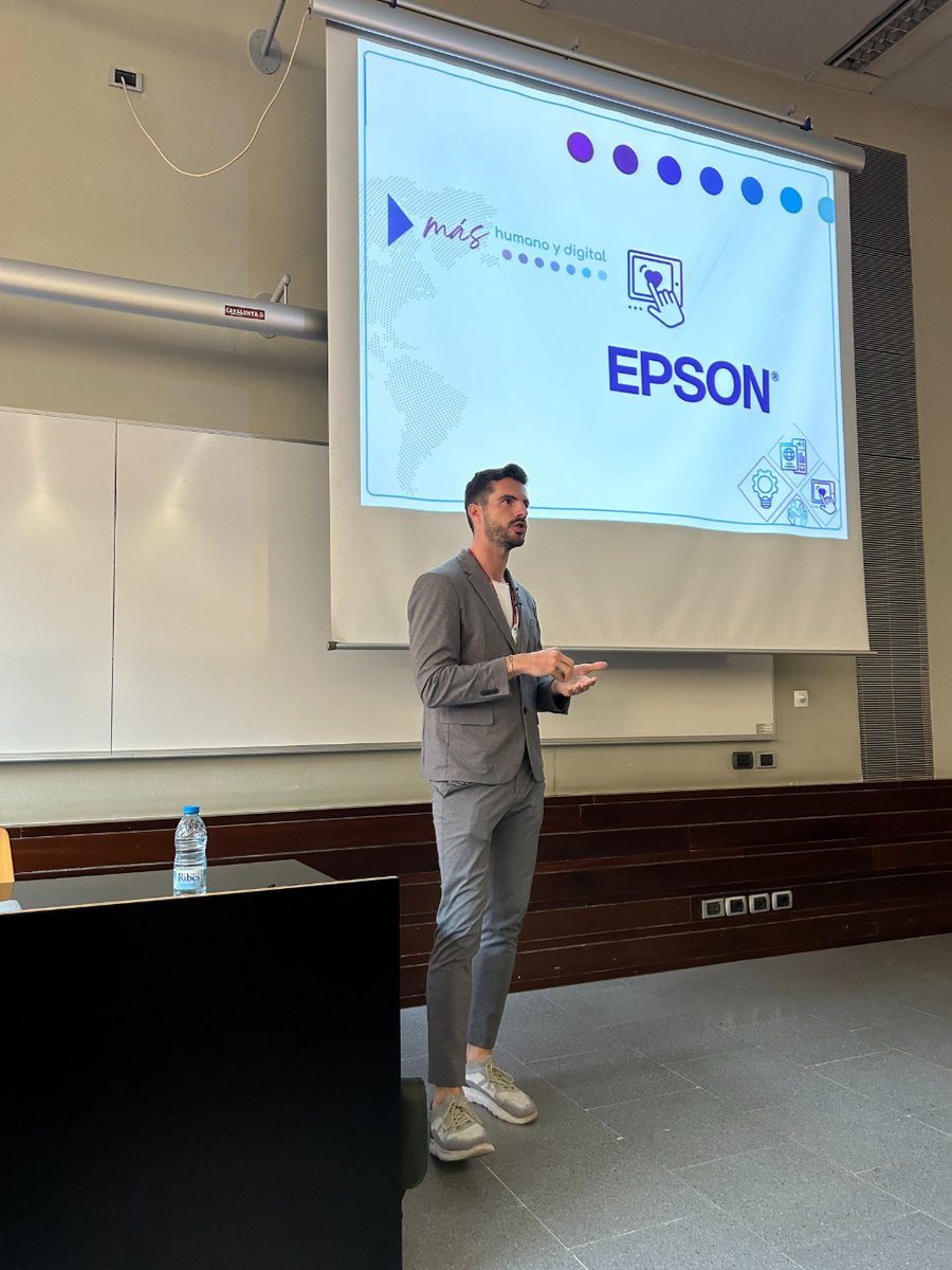 📲La feina ben feta no té fronteres, ni rival
🙌@Epson_ES ha convidat el nostre #DirCom @aitorarriaga_b a compartir bones pràctiques en tecnologia immersiva @manyanetcorts
El van acompanyar membres de Titularitat
L'experiència #Manyanet, més humà i digital #EdTechCongressBCN24