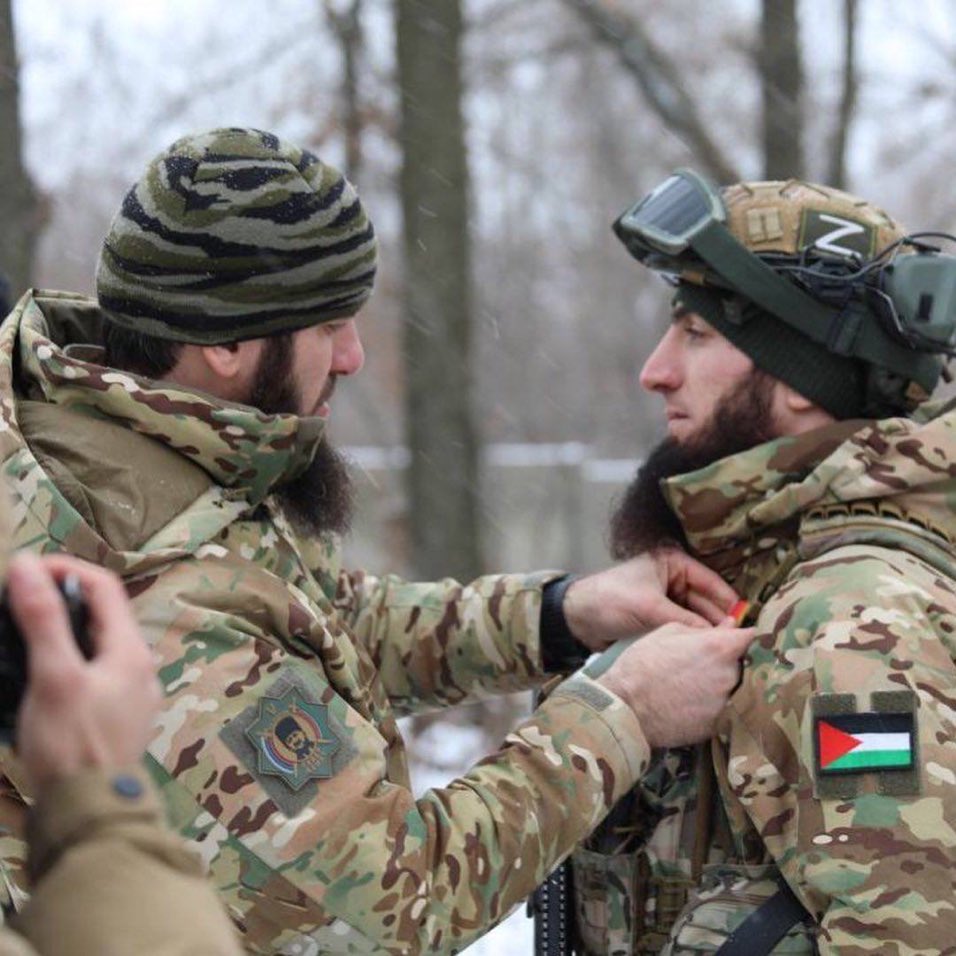 🇵🇸🇷🇺 Russian-Chechen soldier gets a medal for bravery.

Proudly wearing the Palestine flag Chevron.