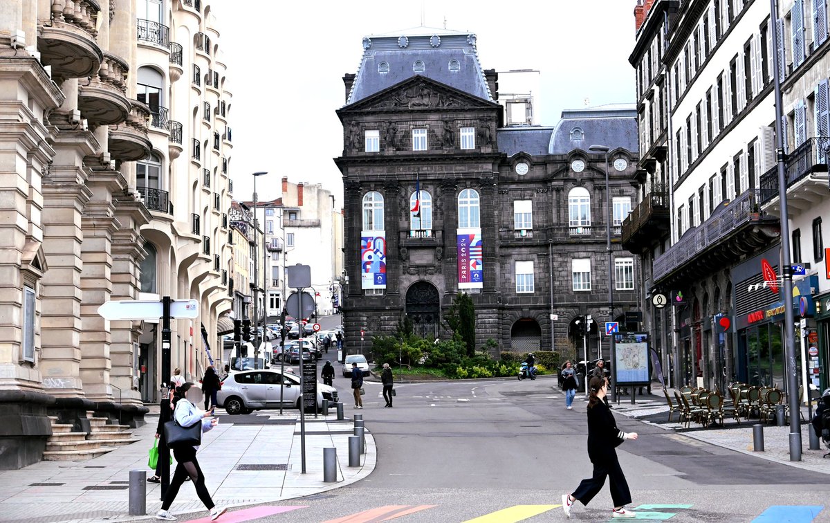 🇫🇷🏅 #Paris2024 J-107 avant l'ouverture des #JOP2024 : 📷 Boulevard Desaix, à Clermont-Ferrand, la préfecture du Puy-de-Dôme s'habille aux couleurs des Jeux Olympiques et Paralympiques 2024 ! Du 26 juillet au 11 août 2024, la France retrouvera les Jeux Olympiques d'été pour la…