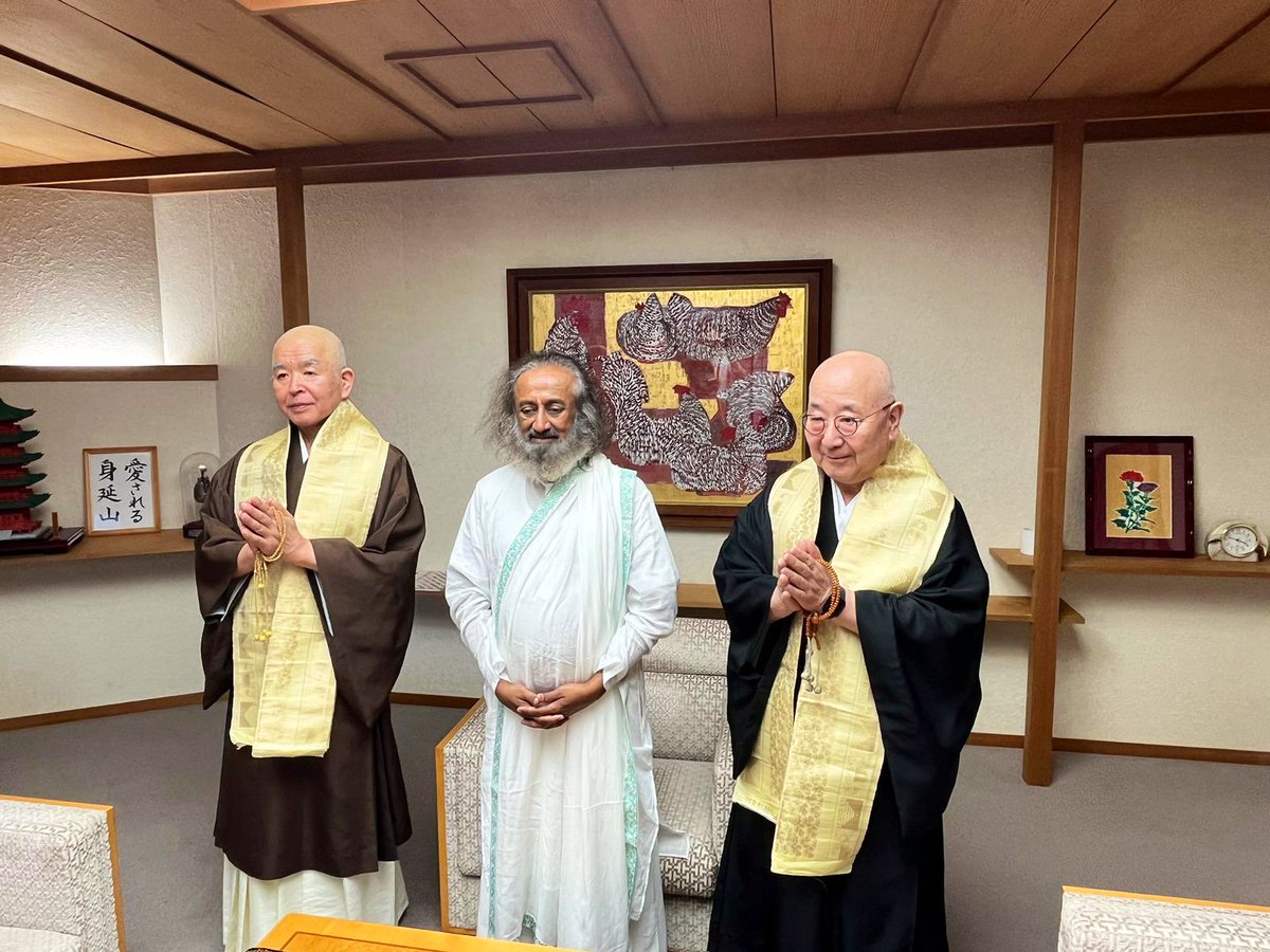 Gurudev's tweet photo. The priests at the Kuonji Buddhist Temple in Yamanashi, the head temple of the Nichiren Sect, extended a warm welcome. 

Later, interacted with a girls' softball team from Shiga and led a short meditation for everyone. https://t.co/DrFMrc3OPw