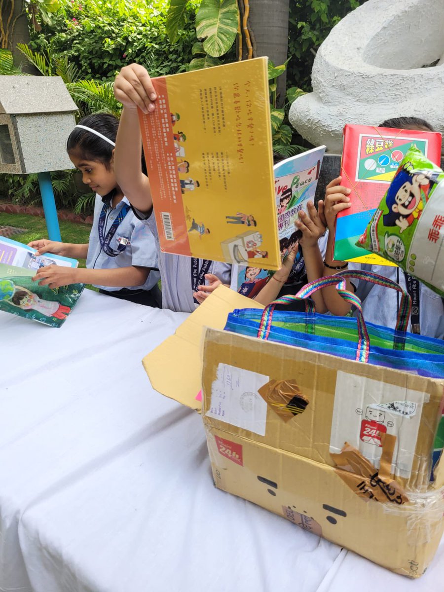 Our Grade 3 #GlobalCitizens were delighted to receive a #SurpriseBox from Bade Junior High School in #Taiwan! 🇹🇼 Unpacking the gifts sparked rich #intercultural dialogues, shaping our Global Citizenship Program. #Vision21Century