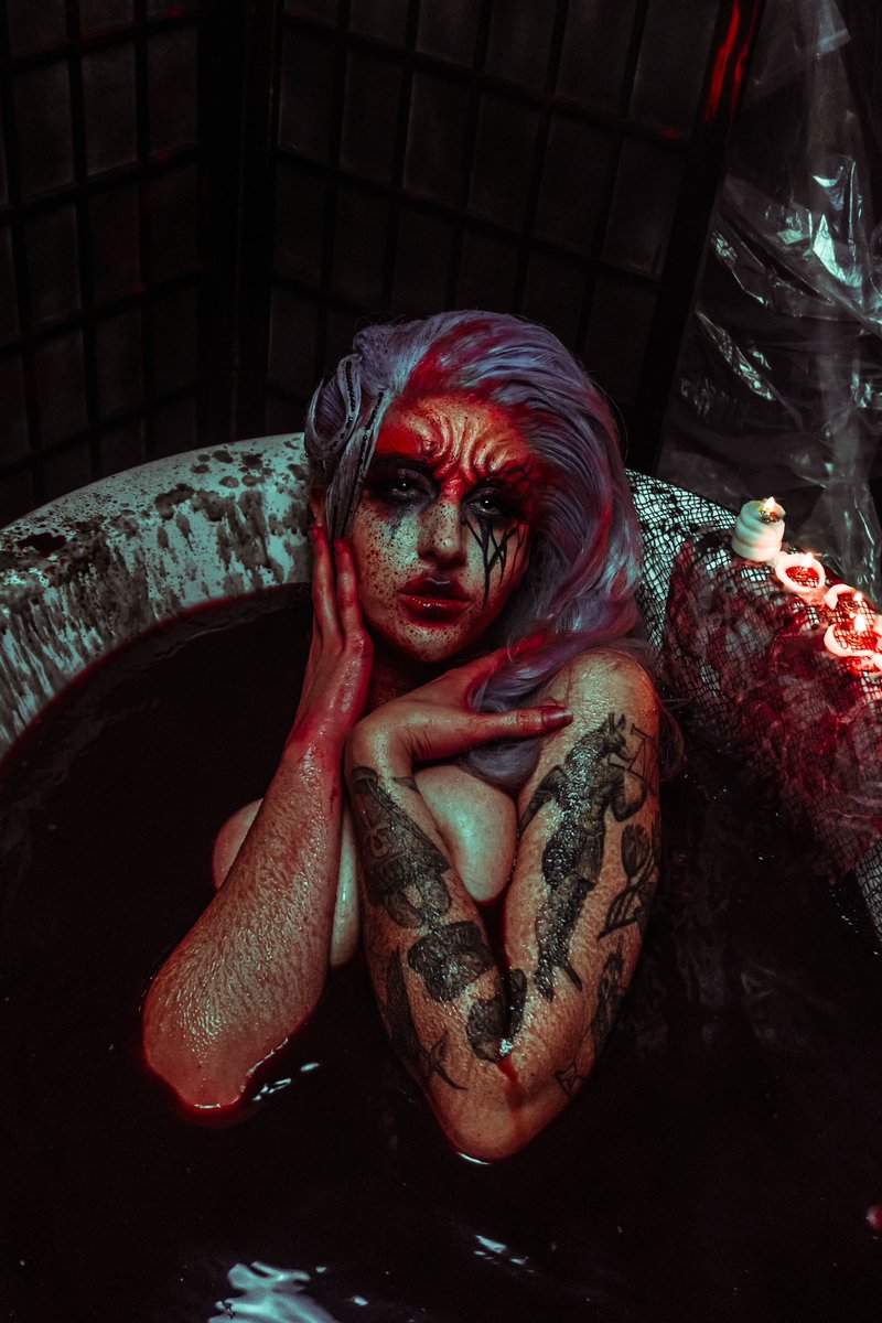 vand3rgoff's tweet photo. Blood Witch Photoshoot 📸
Concept: @c_b_cameron 
Model in Frame: @fragile_machine 
Assistant on Set: @mmoonelf 
Makeup, Wig, Props, Set Design:@c_b_cameron 
Photos &amp; Set Design: @vand3rgoff 
#HorrorArt #horrorphotography #darkphotography #portraitphotography https://t.co/KKbMwnL2CJ