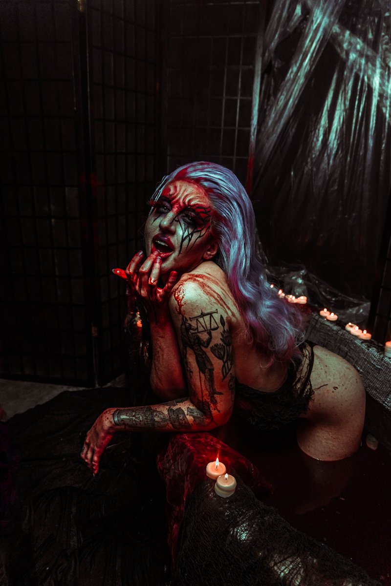 vand3rgoff's tweet photo. Blood Witch Photoshoot 📸
Concept: @c_b_cameron 
Model in Frame: @fragile_machine 
Assistant on Set: @mmoonelf 
Makeup, Wig, Props, Set Design:@c_b_cameron 
Photos &amp; Set Design: @vand3rgoff 
#HorrorArt #horrorphotography #darkphotography #portraitphotography https://t.co/KKbMwnL2CJ