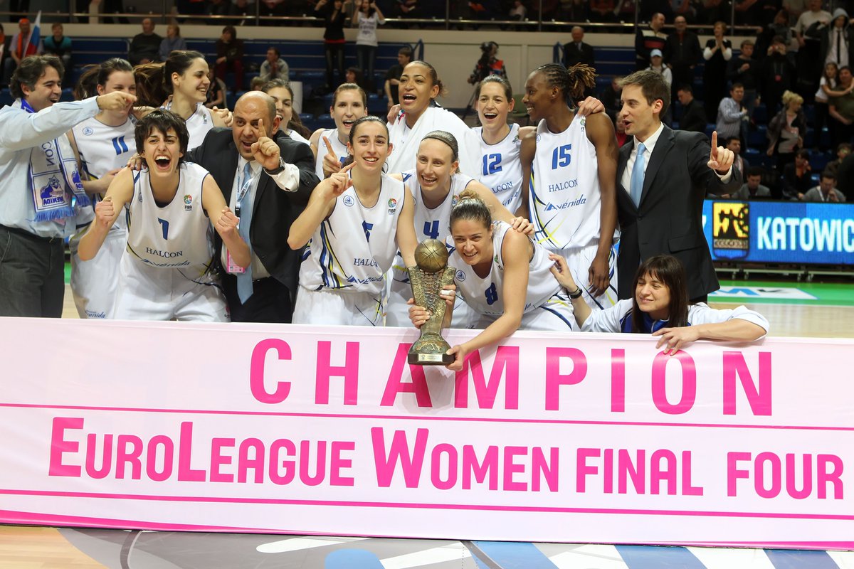 🏆 On this day in 2011, <a href="/CBAvenida/">Perfumerías Avenida</a> put their name on the #EuroLeagueWomen trophy for the first time in their history 💙🤍