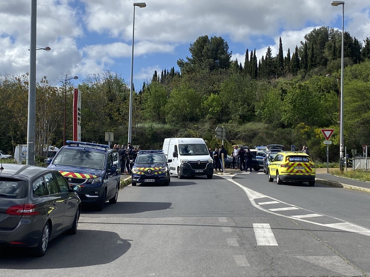 🔴 INFO - #FaitsDivers : Le GIGN a été déployé après un braquage ce matin à Clermont-l'#Hérault. Un homme a utilisé son véhicule comme bélier pour pénétrer dans la banque Dupuy-de-Parseval vers 9h30. Les autorités ont instauré un périmètre de sécurité dans la zone commerciale…