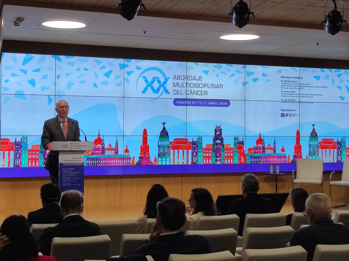 tactics_md's tweet photo. 🟦 El Dr. @AlfredoCarrato da la bienvenida a los oncólogos que analizaran el futuro del tratamiento del cáncer en la 20.ª edición del #SimposioAMC
¡Empezamos!🚀 https://t.co/AEZLgm72y3