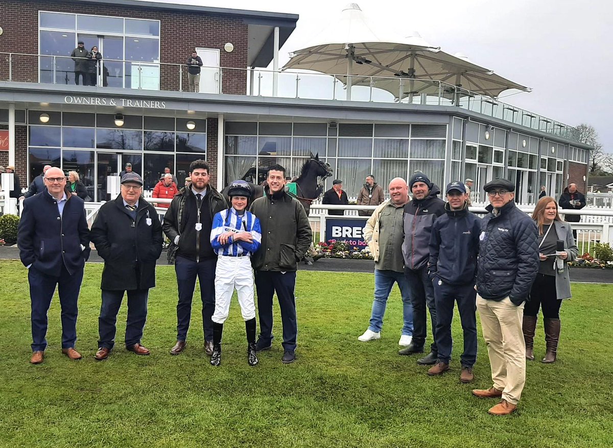 Thrilling day @ThirskRaces yesterday with @C_LidsterRacing / @CLRacingClub , Cheering on KANANGA for his turf debut. Despite challenging ground and weather condition he delivered an impressive performance. We’re certainly excited for his next run.🏇 #HorseRacing #sponsorship