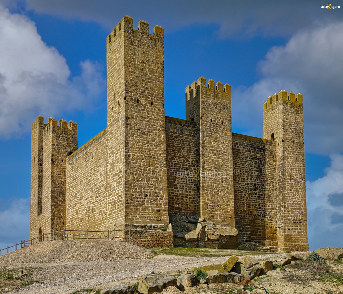 Castillo de Sádaba (Zaragoza), una de las fortalezas medievales mejor conservadas de #Aragón. Las primeras noticias del castillo se remontan al año 1125 aunque su fábrica corresponde al S. XIII #FelizMiercoles #BuenosDias