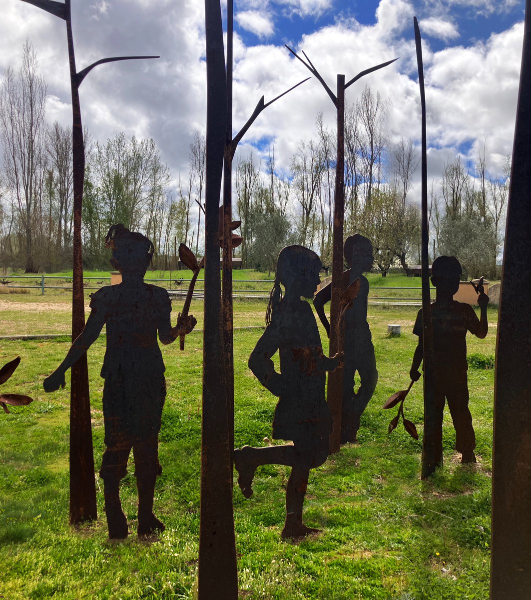 OLMEDAS que EDUCAN Esta escultura, que lleva por título “Olmedas que educan”, obra de la artista Coral Corona. Gracias a su genialidad todas y todos podemos disfrutar de este encuentro en el bosque de ribera. La obra recuerda la publicación Last child in the wood de Richard Louv