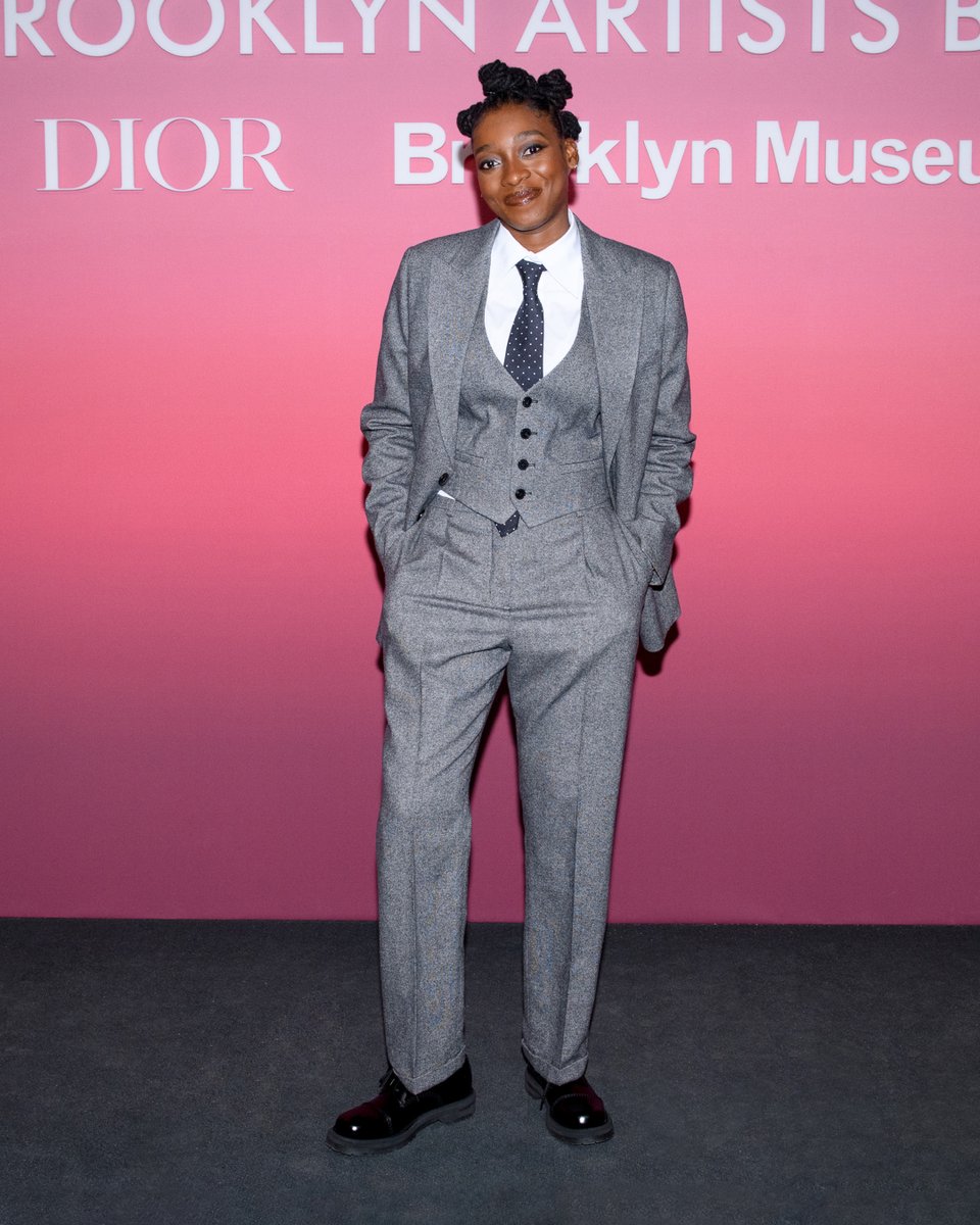 Spotlighting design. A melodic evening unfolded beneath the grand dome of the @BrooklynMuseum during the #DiorxBrooklynMuseum Artists Ball, as @LittleSimz took the stage in #DiorFall24 grey suit by Maria Grazia Chiuri to deliver an unforgettable performance. #StarsinDior