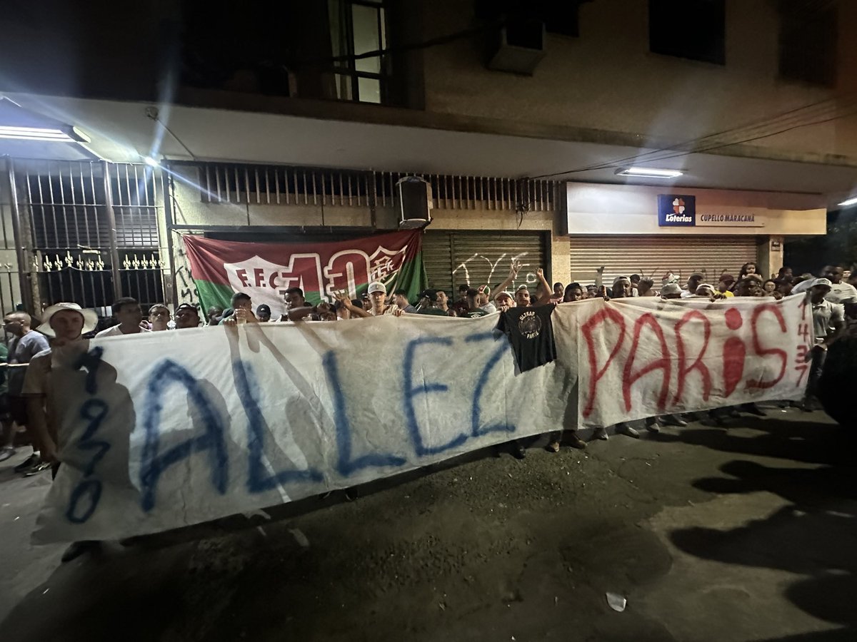 Paris_sginfos's tweet image. 🔴🔵 🇧🇷Des supporters de Fluminense étendent une banderole en soutien au PSG, devant le stade Maracanã.