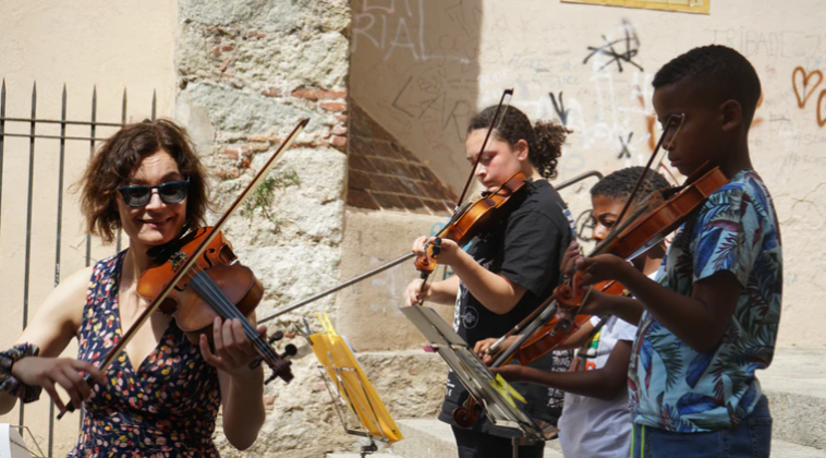 Cultura Mataró (@culturamataro) on Twitter photo I una mica més tard serà el torn dels alumnes de les escoles Camí del Mig i <a href="/gbertomeumataro/">E. Germanes Bertomeu</a> que oferiran el concert 'Rock & Cordes'.
El violí, el violoncel i la veu ens faran gaudir dels èxits més rockers
📆12/4
⏰ 18.15 h
📍 Teatre Monumental
lc.cx/Yvy3MP I una mica més tard serà el torn dels alumnes de les escoles Camí del Mig i <a href="/gbertomeumataro/">E. Germanes Bertomeu</a> que oferiran el concert 'Rock & Cordes'.
El violí, el violoncel i la veu ens faran gaudir dels èxits més rockers
📆12/4
⏰ 18.15 h
📍 Teatre Monumental
lc.cx/Yvy3MP