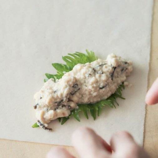 豆腐と塩昆布の春巻き。絹豆腐(水きり不要)、塩昆布、片栗粉をなめらかに混ぜ合わせたのものを、大葉と一緒に春巻きの皮に乗せて揚げるだけ。本当にこれだけで、想像以上の味。口に入れると、ぱりっ、とろり。定番食材でつくるあたらしいごちそう、ぜひお試しください…！esse-online.jp/articles/-/282…