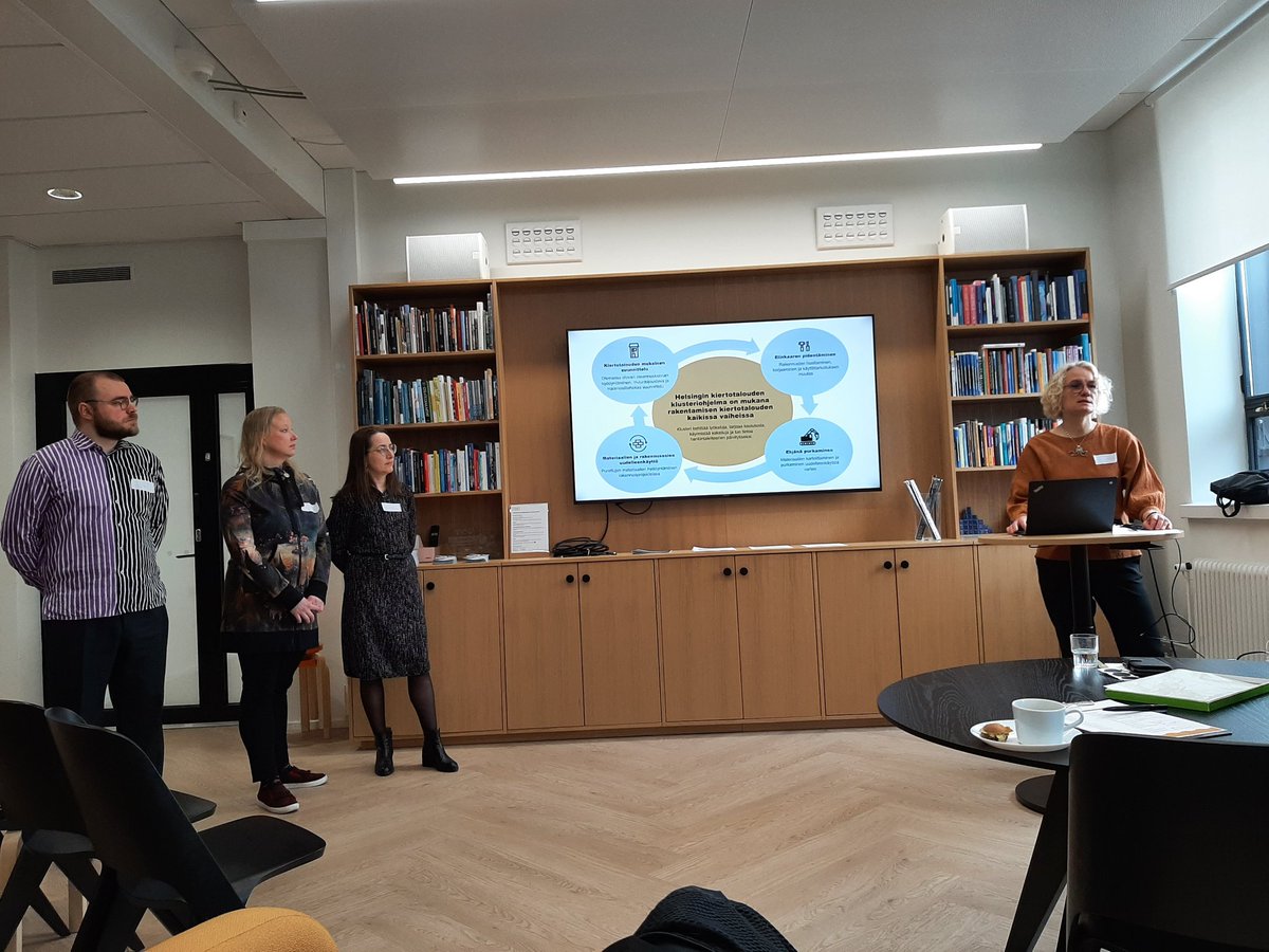 #Uusiomuovi 'a putkiin aamukahveilla mukana mm. @eriknyroos <a href="/helsinki/">Helsingin kaupunki</a> ja #PlastLIFE, sekä <a href="/MiraJarkko/">Mira Jarkko</a> <a href="/helsinkibiz/">Business Helsinki</a> ja @TiiaTuuri <a href="/EspooEsbo/">Espoon kaupunki</a> . <a href="/kuivakari/">Kari Kuivalainen</a> alusti uusiomateriaalin käytöstä putkiin ja uusiokäyttöäkin sivuttiin. Haasteina mm. laatu ja käyttöiän varmistaminen. #muovi