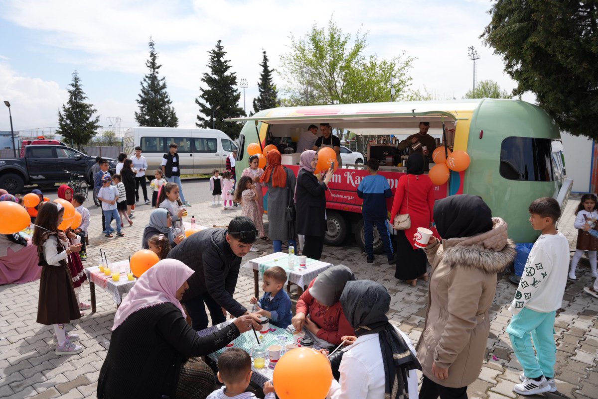 Bayram kardeşliği paylaşmak, birlikte sevinmek, umudu büyütmektir. Bu yıl da bayram karavanımızla Kahramanmaraş ve Hatay Kadın Destek Merkezlerimizde birlikteyiz.😊 Acıların geride kaldığı, neşeli ve huzurlu nice bayramlara🤲🏻 #RamazanBayramı