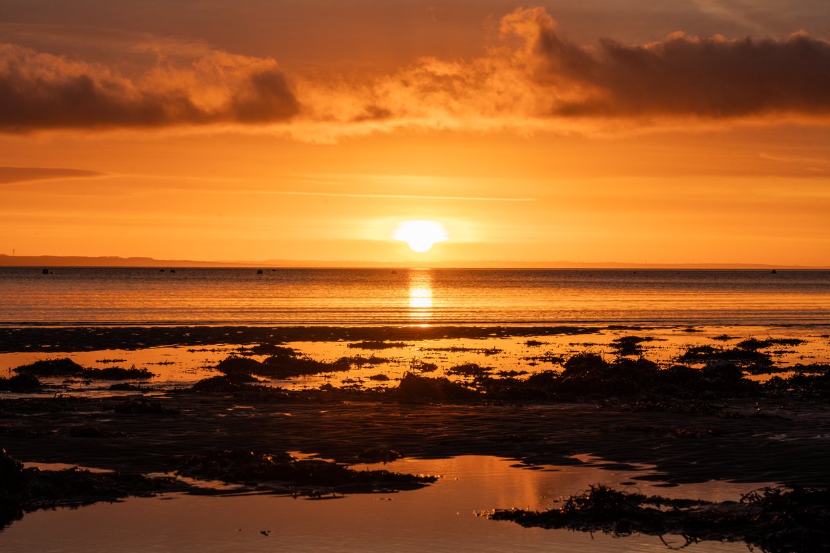 This mornings beautiful sunrise across Brockick Bay on the Isle of Arran. 🤩🏴󠁧󠁢󠁳󠁣󠁴󠁿 @VisitScotland @VisitArran @themetoffice @stvweatherwatch @BBCScotlandWea1