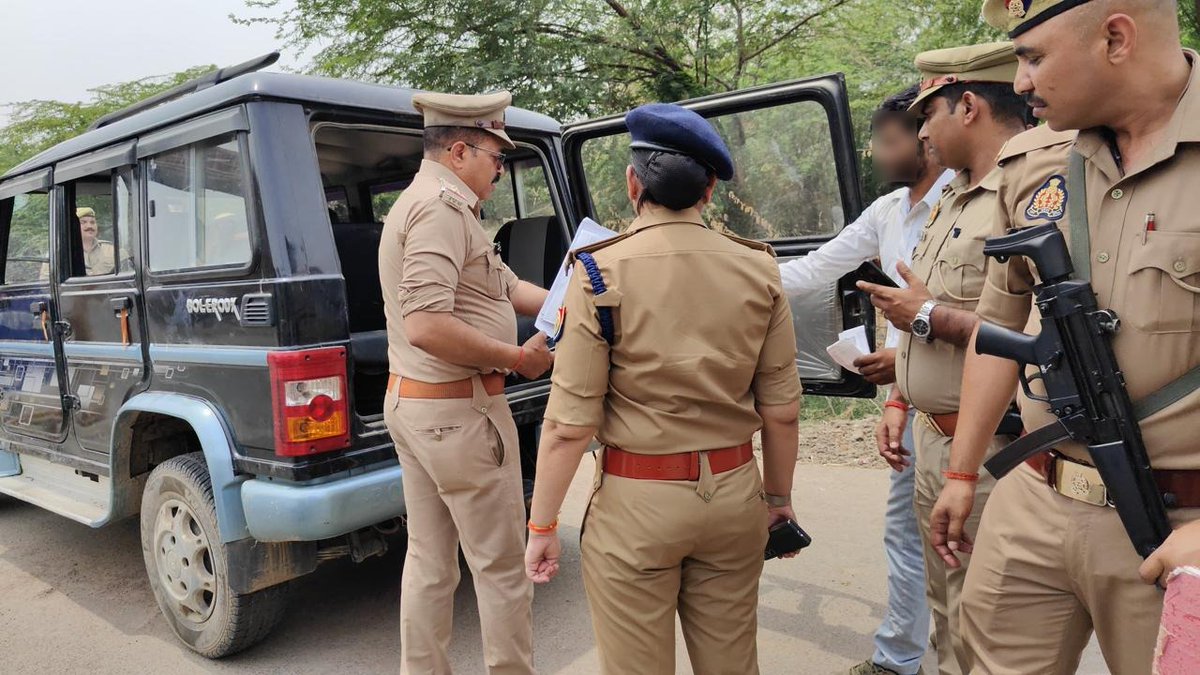 #SPMBA <a href="/IPSAparnaGupta/">Aparna Gupta</a> द्वारा आगामी लोकसभा सामान्य निर्वाचन-2024 के दृष्टिगत क्षेत्र में भ्रमणशील रहते हुए अंतर्राज्यीय चेक पोस्ट बैरियर (UP-MP Border) बिजौरी चेकिंग बैरियर, थाना अजनर क्षेत्र का औचक निरीक्षण कर सीमा क्षेत्र में सुरक्षा व्यवस्था का जायजा लिया गया।
🔸सुरक्षा