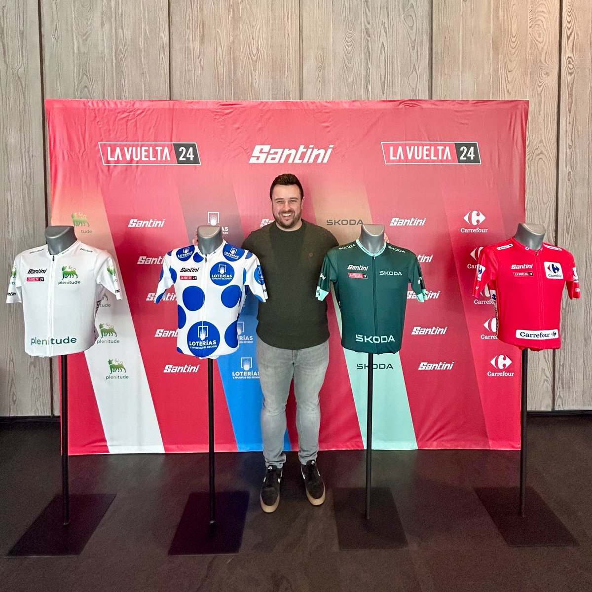 En la presentación de los maillots de @lavuelta y @LaVueltaFem 🥰 Desde las 12h en twitch.tv/la_vuelta