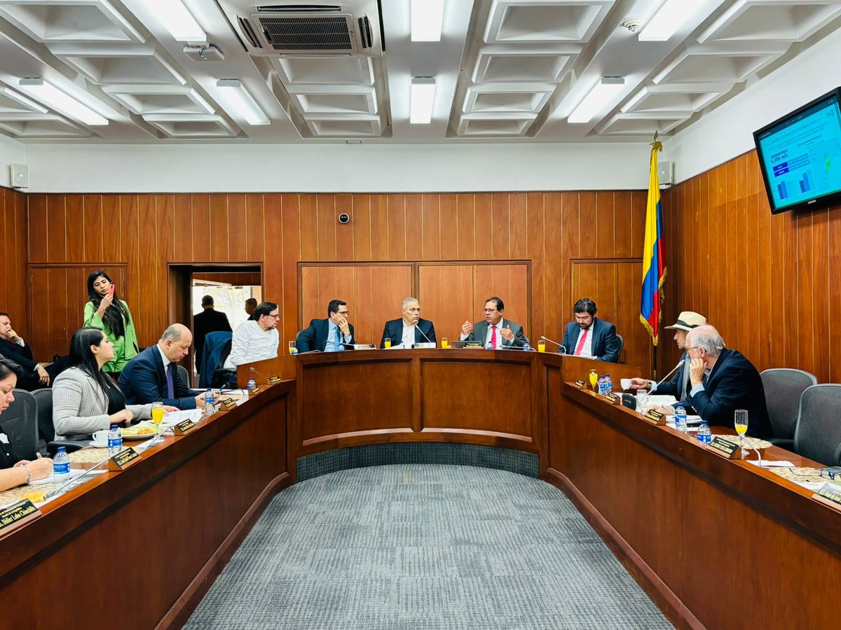 #AEstaHora El vice del Interior, @cancinodiegoa, participa en Debate de Control Político en el @SenadoGovCo, sobre los avances en la implementación del catastro multipropósito y los compromisos adquiridos en el PND para hacer de Colombia una “Potencia Mundial de la Vida” 🇨🇴
