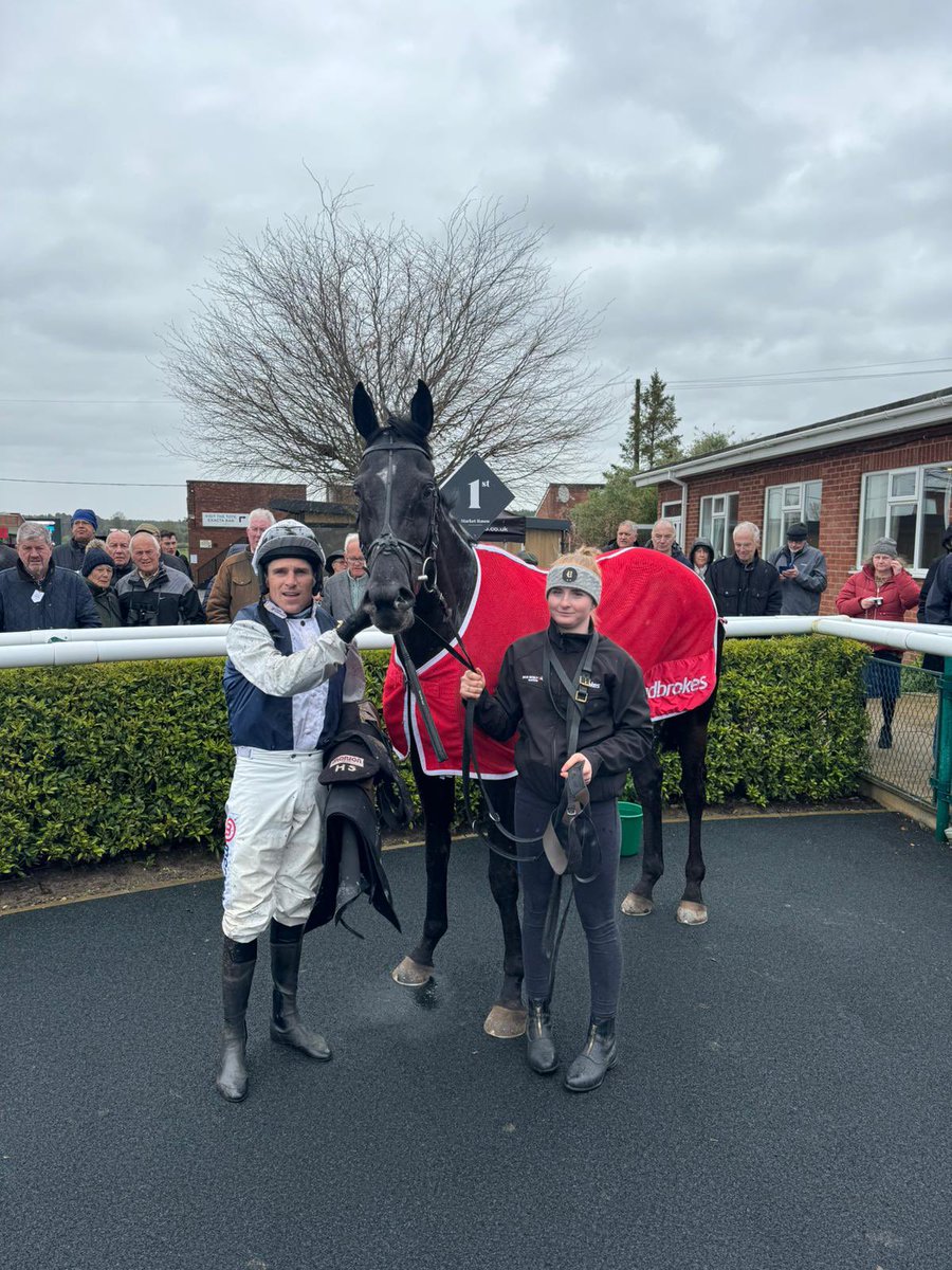 WINNER!!🥇 MR HOPE STREE sticks it out well to win @MarketRasenRace under @harryskelton89 Congratulations to winning owner Mike Williams and to groom Heidi and Polly who rides him out everyday. #teamskelton