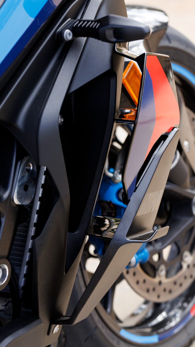 Did someone just say new wallpaper? 🤩 #WallpaperWednesday Get your phone a new backdrop with beautiful details! #MXR #MakeLifeARide #M1000XR #NeverStopChallenging #BMWMotorrad