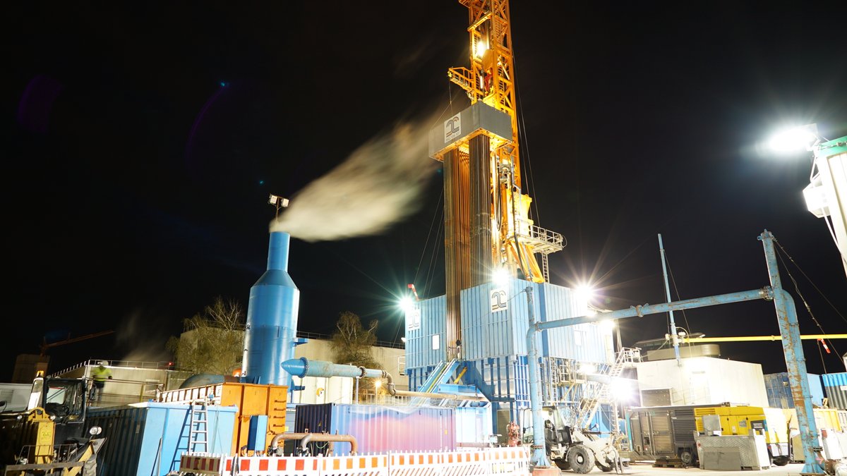 MTU celebrates a breakthrough in geothermal energy by completing the first borehole and extracting thermal water from a depth of approximately two kilometers. This effort is part of the broader goal to replace gas heating with geothermal energy at our Munich site.