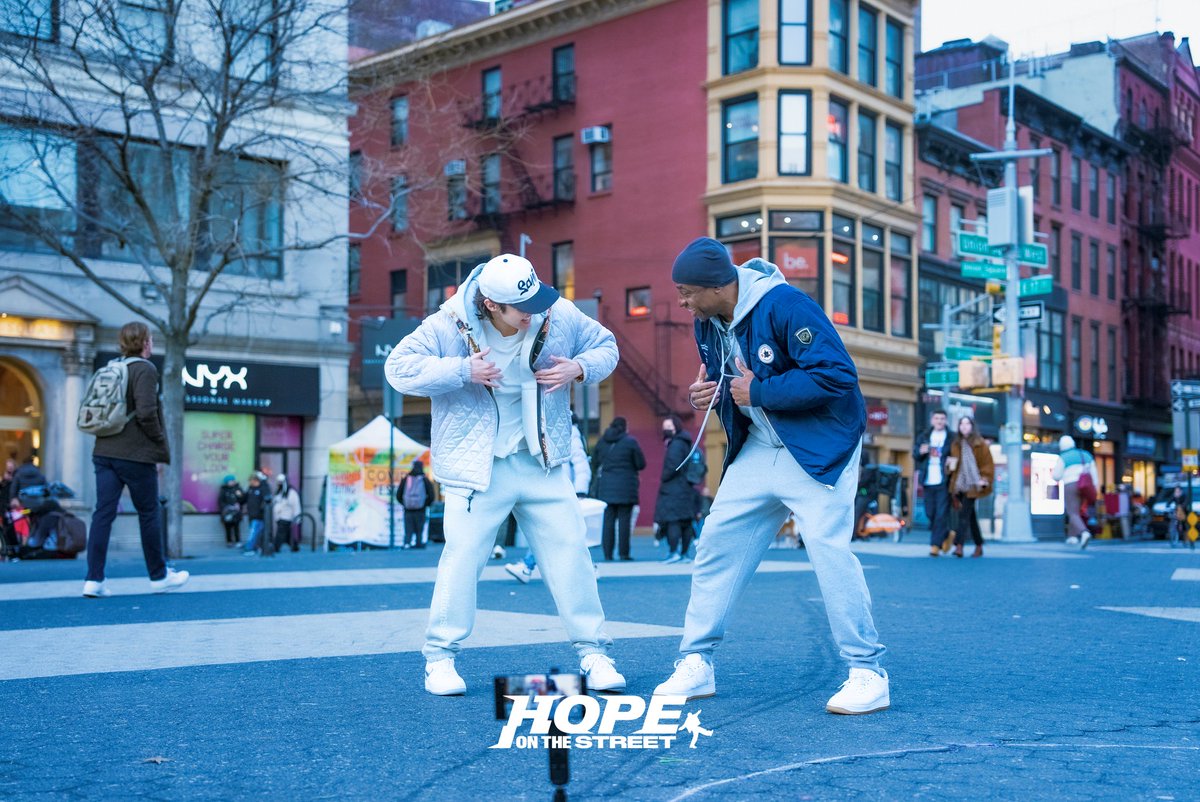 <HOPE ON THE STREET> Official Photo EP.5 제이홉, 1세대 힙합 댄서를 만나러 뉴욕으로 떠나다!🙋‍♂️ j-hope went to New York to meet a first-generation hip-hop dancer!🙋‍♂️ Let's go to the 'Hip-hop' scene together! 📺 EP.5 NOW on @PrimeVideo & @tvingdotcom #HOPE_ON_THE_STREET #홉온스…