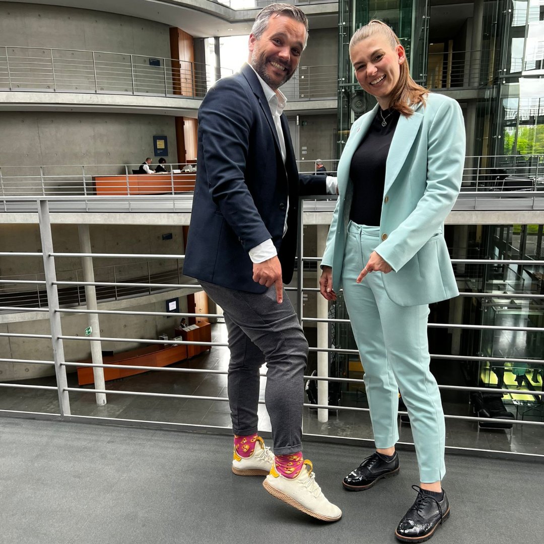 Sportjugenden im #Bundestag. Viel los heute im politischen Berlin rund um den Kinder- und Jugendsport. Johanna Suwelack von der Sportjugend Berlin und @schndr_j
 von der @tuju4f in der Kinderkommission. Davor war @Leon_Ries schon im Familienausschuss zu #SafeSport