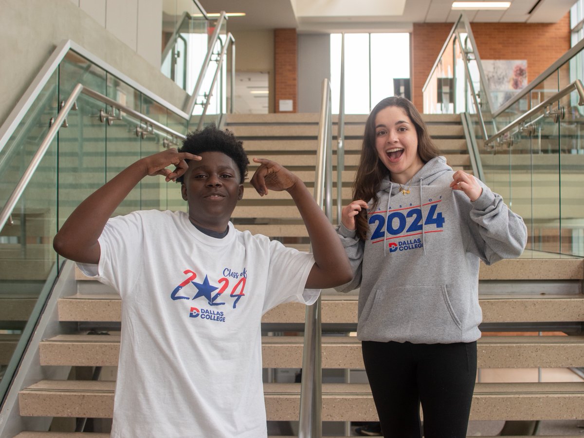 Rep the Class of 2024 💁 Our campus bookstores are now selling brand-new graduation merch/swag in person and online. Don't miss out - grab yours today and join the #DallasCollegeGrad legacy! Find the store link on our graduation page: dallascollege.edu/events/graduat…