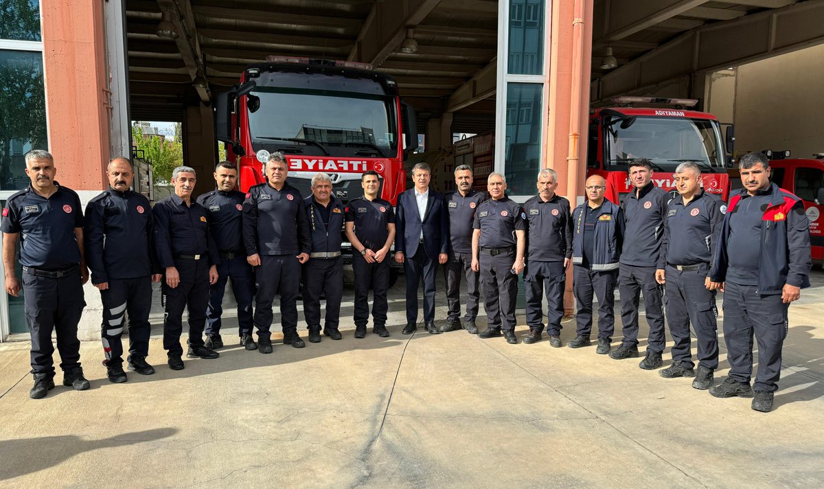 Meclis Üyelerimizle birlikte bayram seyran demeden gece gündüz çalışan İtfaiye Teşkilatımızın kıymetli çalışanlarıyla bir araya geldik. En kötü anımızda yanımızda olan tüm itfaiye erlerinin bayramını kutluyor, güler yüzleri için kendilerine teşekkür ediyorum...