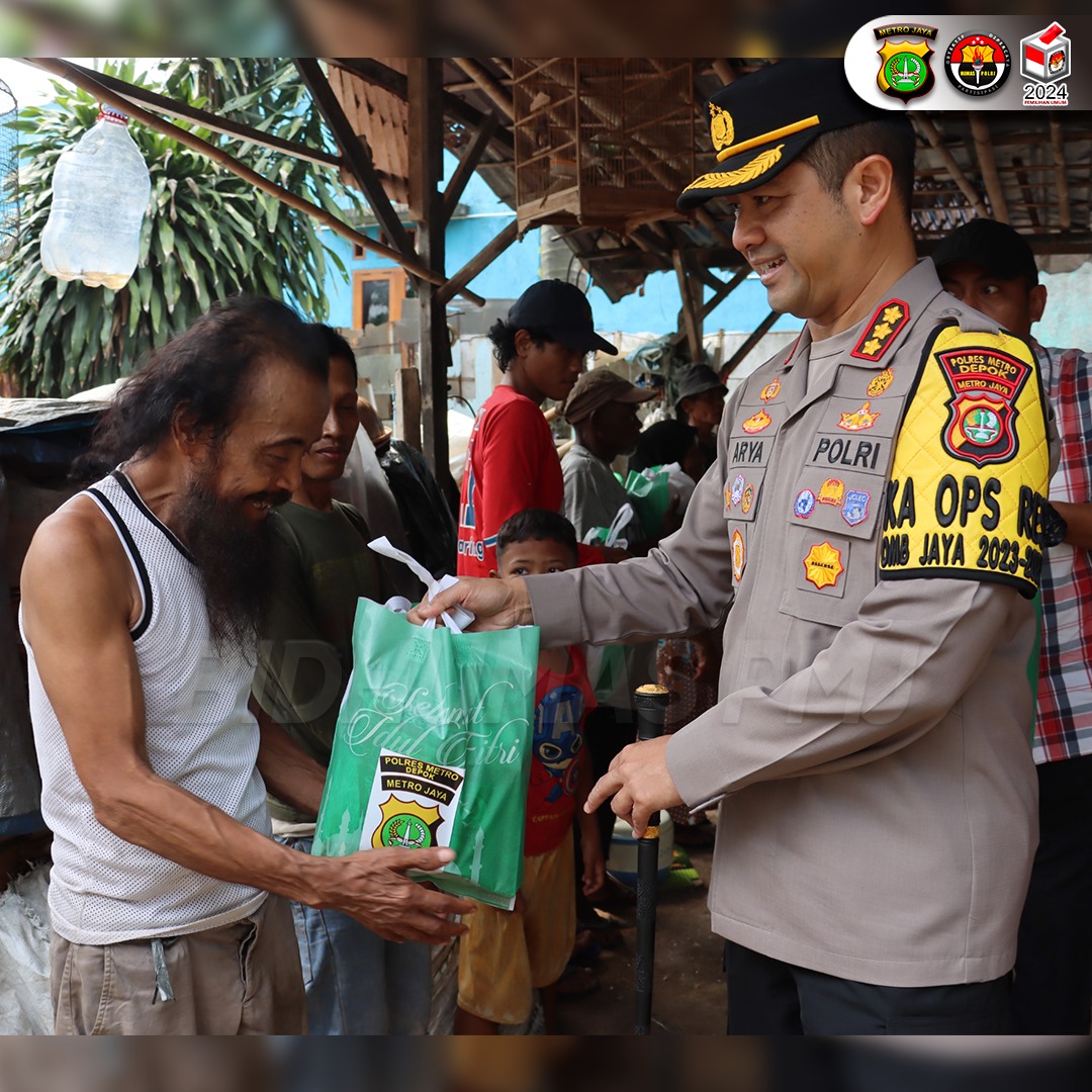 Polres Metro Depok Gelar Bakti Sosial di Slum Area Hari ini, Polres Metro Depok menggelar kegiatan bakti sosial yang bertujuan untuk membantu masyarakat menjelang hari raya Idul Fitri. Kegiatan bakti sosial tersebut dihadiri langsung oleh Kapolres Metro Depok Kombes Pol Arya