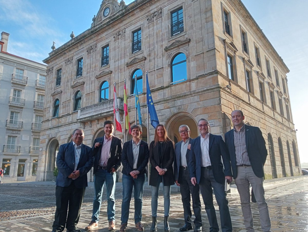 📡 Visita de técnicos de Chile para estudiar el modelo de Smart City y Digitalización del Transporte de Gijón/Xixón. Pumariega: “El trabajo que está haciendo el Ayuntamiento en materia de Innovación nos ha convertido en un referente internacional”. ℹ️👉 gijon.es/es/noticias/vi…