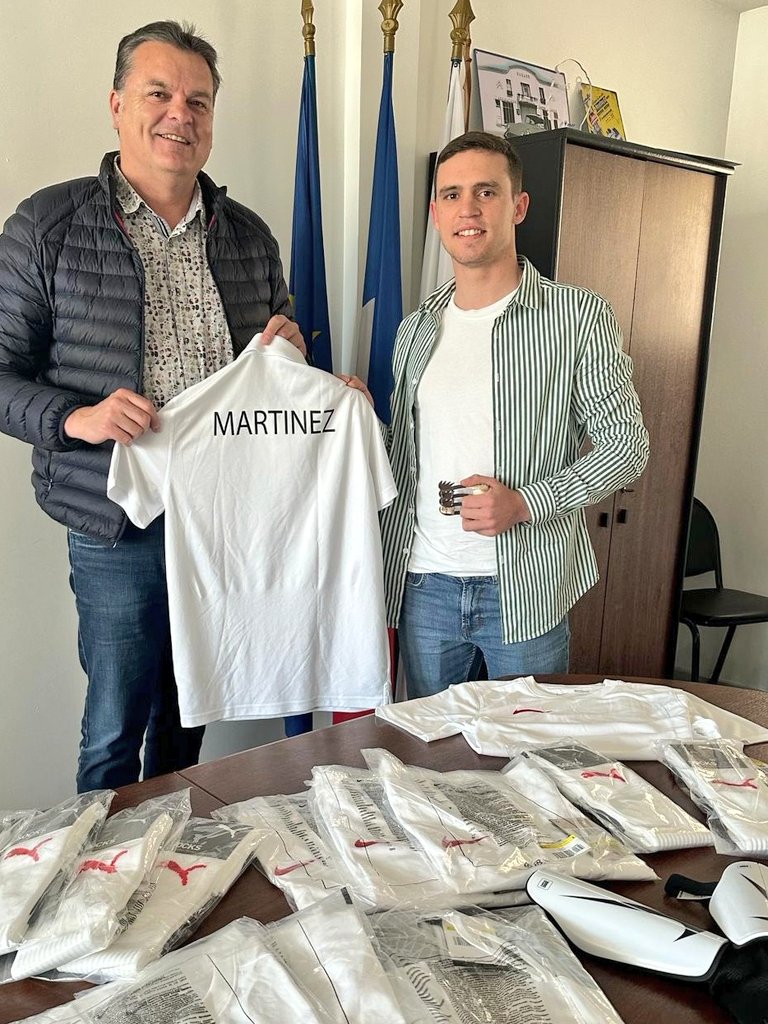 Réception du jeune saint-brésois Steven Martinez à l'Hôtel de Ville de @SaintBres. En tant que sponsor officiel, je suis heureux de lui remettre sa tenue blanche et ses équipements sportifs pour le Trophée de l'Avenir. #CultureTaurine #Bouvine #CourseCamarguaise 🐃