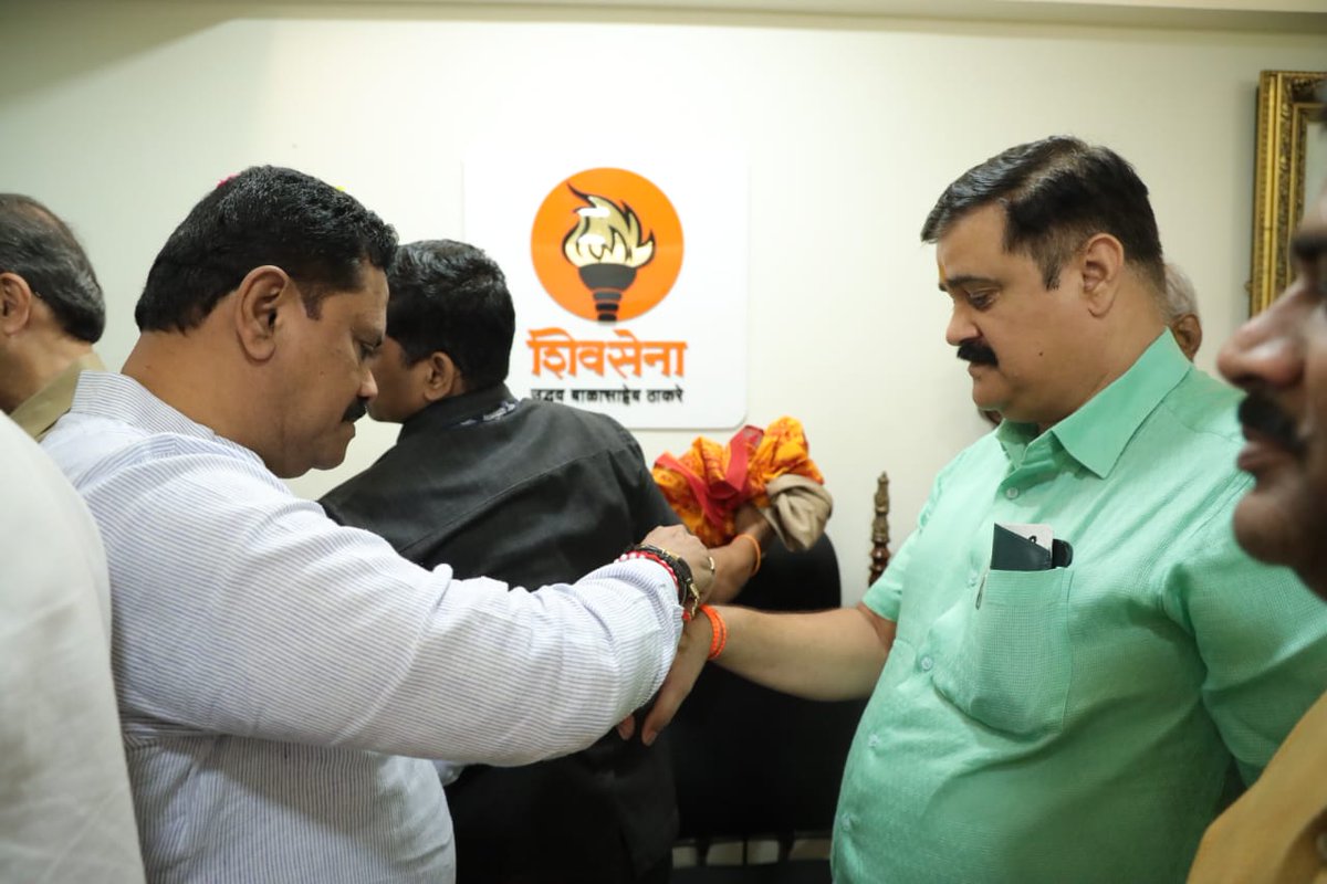 rajanvichare's tweet photo. आज मातोश्री येथे पक्षप्रमुख मा. उद्धव बाळासाहेब ठाकरे यांच्या प्रमुख उपस्थितीत मिरा-भाईंदर येथील भाजपाचे जिल्हा महामंत्री ब्रिजेश तिवारी यांनी ४०-५० सहकाऱ्यांसह हातावर शिवबंधन बांधून पक्षात प्रवेश केला.
#paksha #rajanvichare #shivsenauddhavbalasahebthackeray #yuvasena #balasahebthackeray #loksabha2024 #krantichimashaaldhagdhagnar