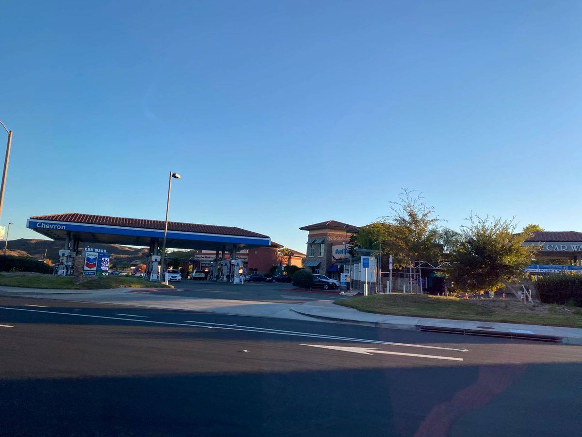 STRENGTHFLUID's tweet image. The morning sunshine brings a glimmer of hope. May those who work hard in this world be treated gently.